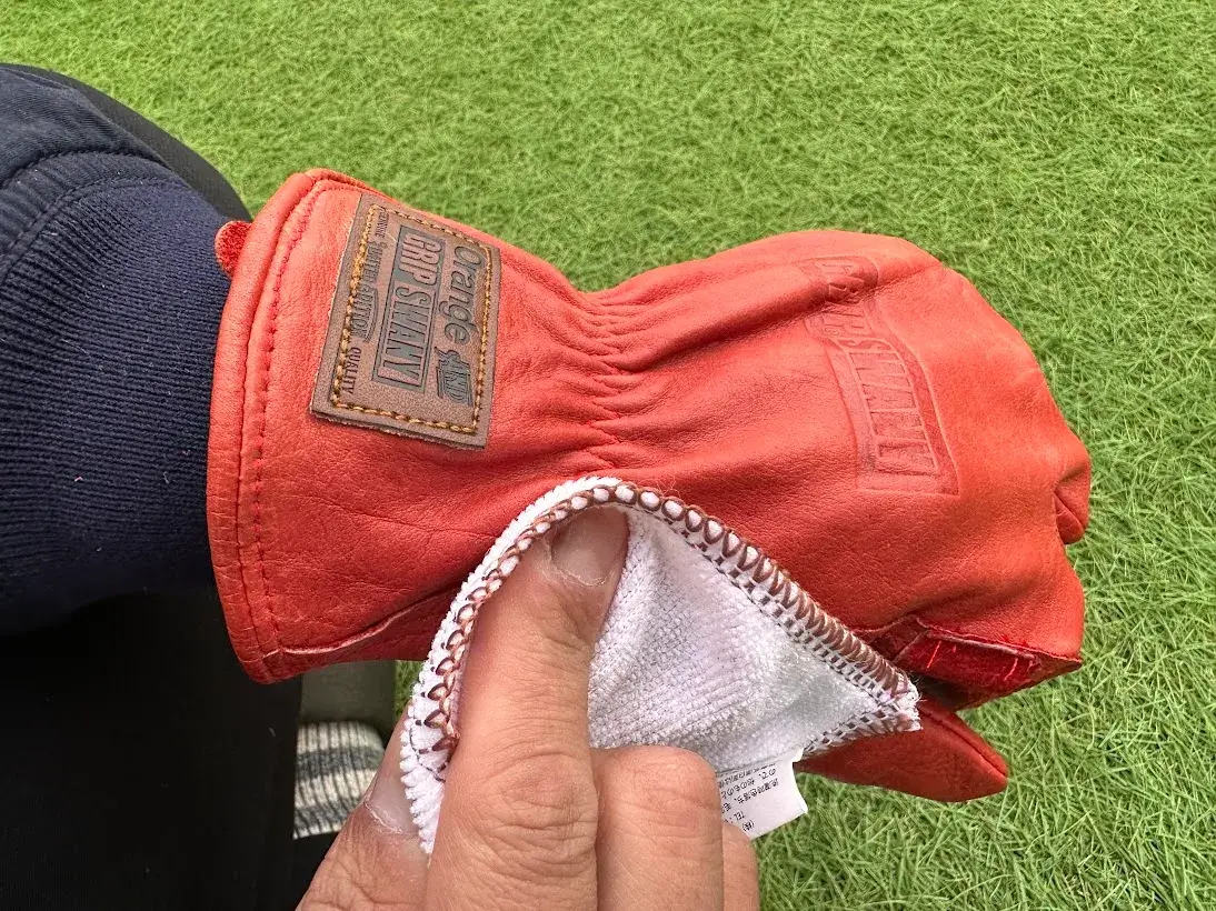 キャンプグローブ 手入れ 布でなじませる
